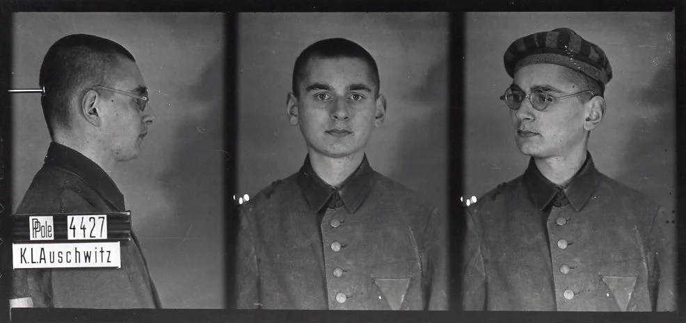 Władysław Bartoszewski na obozowej fotografii.