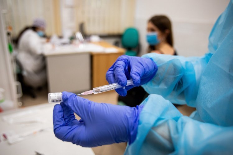 MZ pozwala na szczepienie osób powyżej 69. roku życia szczepionką AstraZeneca. Decyzja MZ ws. szczepionki AstraZeneca u osób powyżej 69. roku życia.