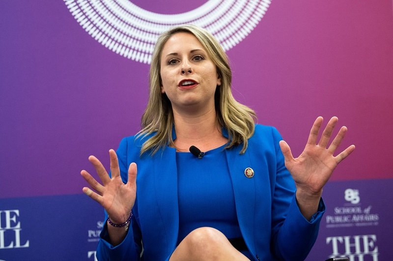 Kongresmenka Katie Hill zrzekła się mandatu po tym, jak jej nagie zdjęcia trafiły do sieci.