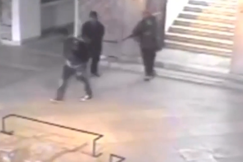 Dwaj zamachowcy uwiecznieni na filmie oraz przypadkowy przechodzień, który cudem uniknął śmierci.