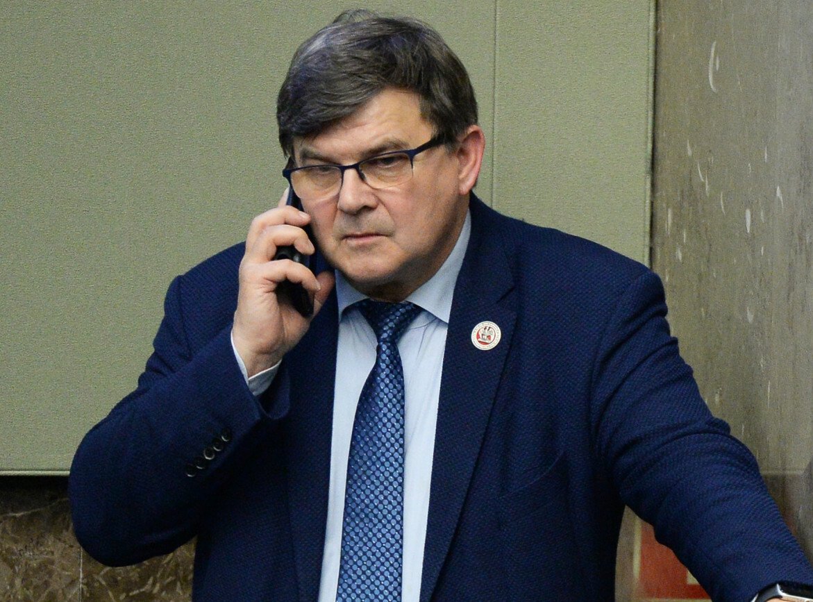 Poseł PiS Jerzy Materna ciężko przeszedł COVID-19, a jego żona zmarła z powodu choroby. Dziś polityk zmienił zdanie w sprawie szczepień.