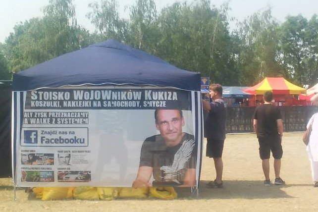 Fani Pawła Kukiza pomagają mu w zbieraniu funduszy na walkę z systemem. Sprzedają koszulki na koncercie Rock Opole 2015.