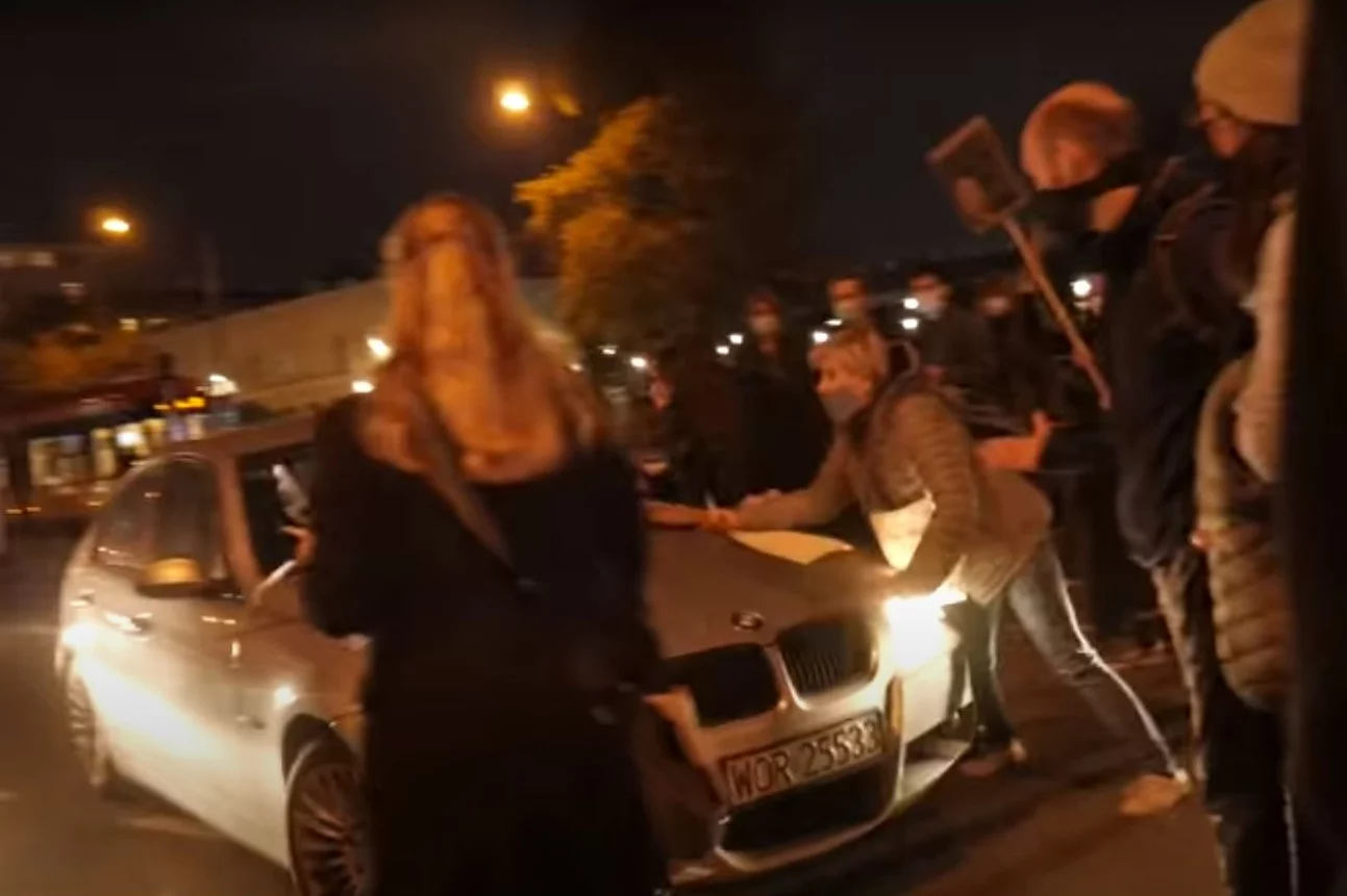 To funkcjonariusz ABW miał potrącić demonstrantki w Warszawie.