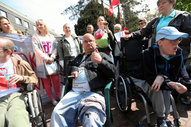 Według najnowszego sondażu aż 87 proc. Polaków popiera postulat protestujących w Sejmie opiekunów osób niepełnosprawnych, którzy chcą wprowadzenia 500-złotowego dodatku dla niepełnosprawnych.