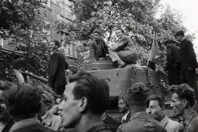 Powstanie poznańskie '56. Demonstranci wiwatują po zdobyciu jednego z czołgów.