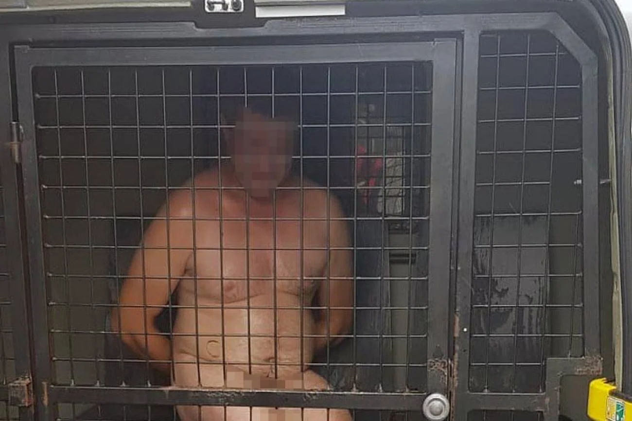 W sobotni poranek po centrum Warszawy biegał nagi mężczyzna. Zatrzymali go dopiero strażnicy miejscy, którzy gonili go w okolicach ulicy Marszałkowskiej.