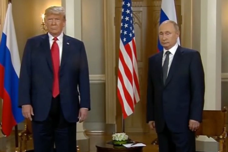 Donald Trump miał uwierzyć Władimirowi Putinowi na słowo i zarzucić Ukrainie ingerencję w wybory w USA.