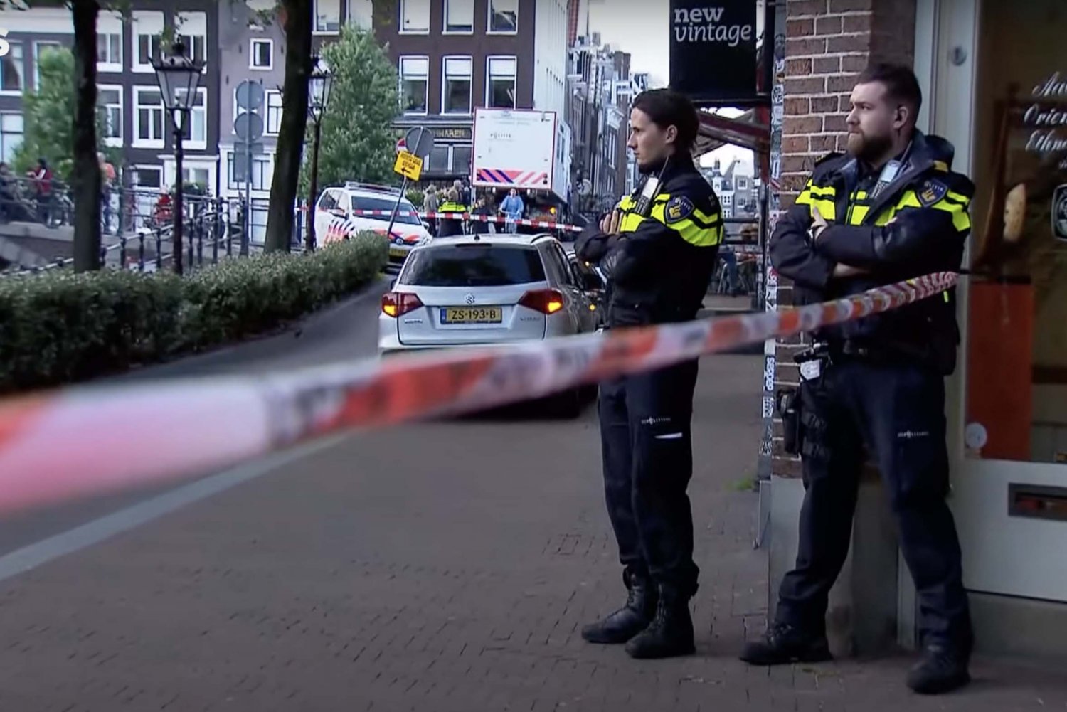 Król Willem-Aleksander potępił atak na dziennikarza Petera R de Vries w Amsterdamie. Wśród zatrzymanych jest Polak.