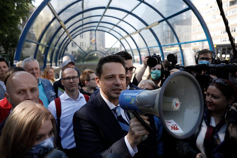 Rafał Trzaskowski, kandydat Koalicji Obywatelskiej na prezydenta, w drodze do PKW, by zarejestrować swój komitet wyborczy.