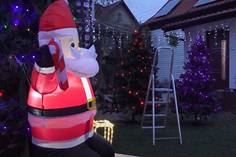 O Popowie mówi się, że to polskie Las Vegas. Tak mieszkańcy dekorują domy na Święta.