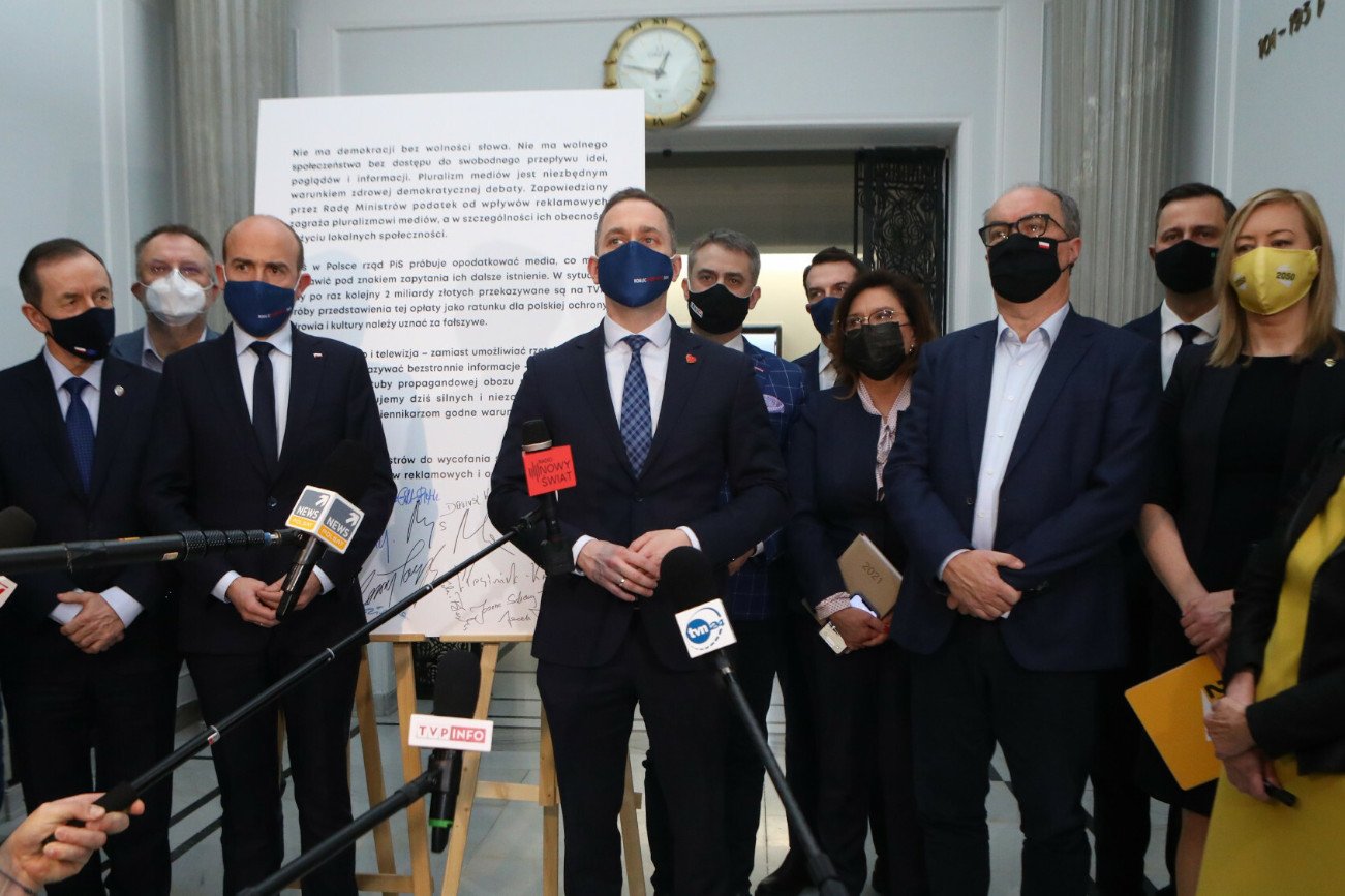 Opozycja ma dużą szansę na wygraną z PiS, kiedy będzie... podzielona na dwa bloki.