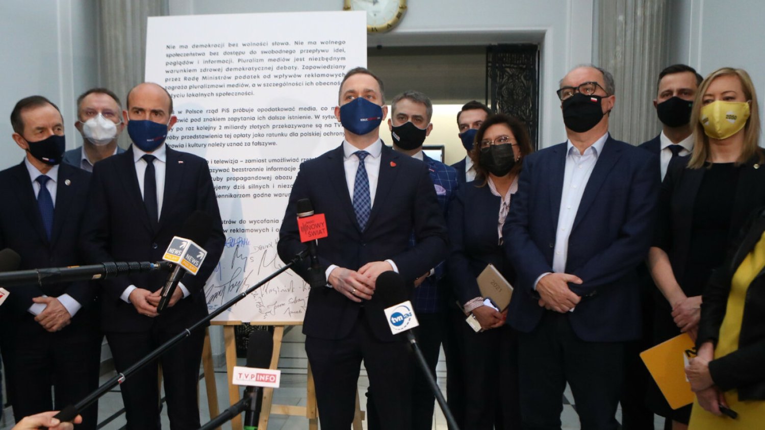 Opozycja ma dużą szansę na wygraną z PiS, kiedy będzie... podzielona na dwa bloki.
