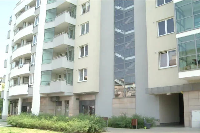 Blok na Ursynowie, który we wnęce ukrywa stary garaż.