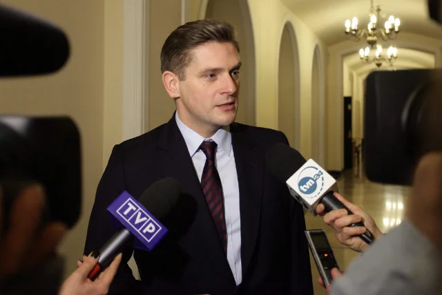 Bartosz Kownacki oświadczył dziś, że nie ma dowodów na nielegalne testowanie borni elektromagnetycznej w Polsce