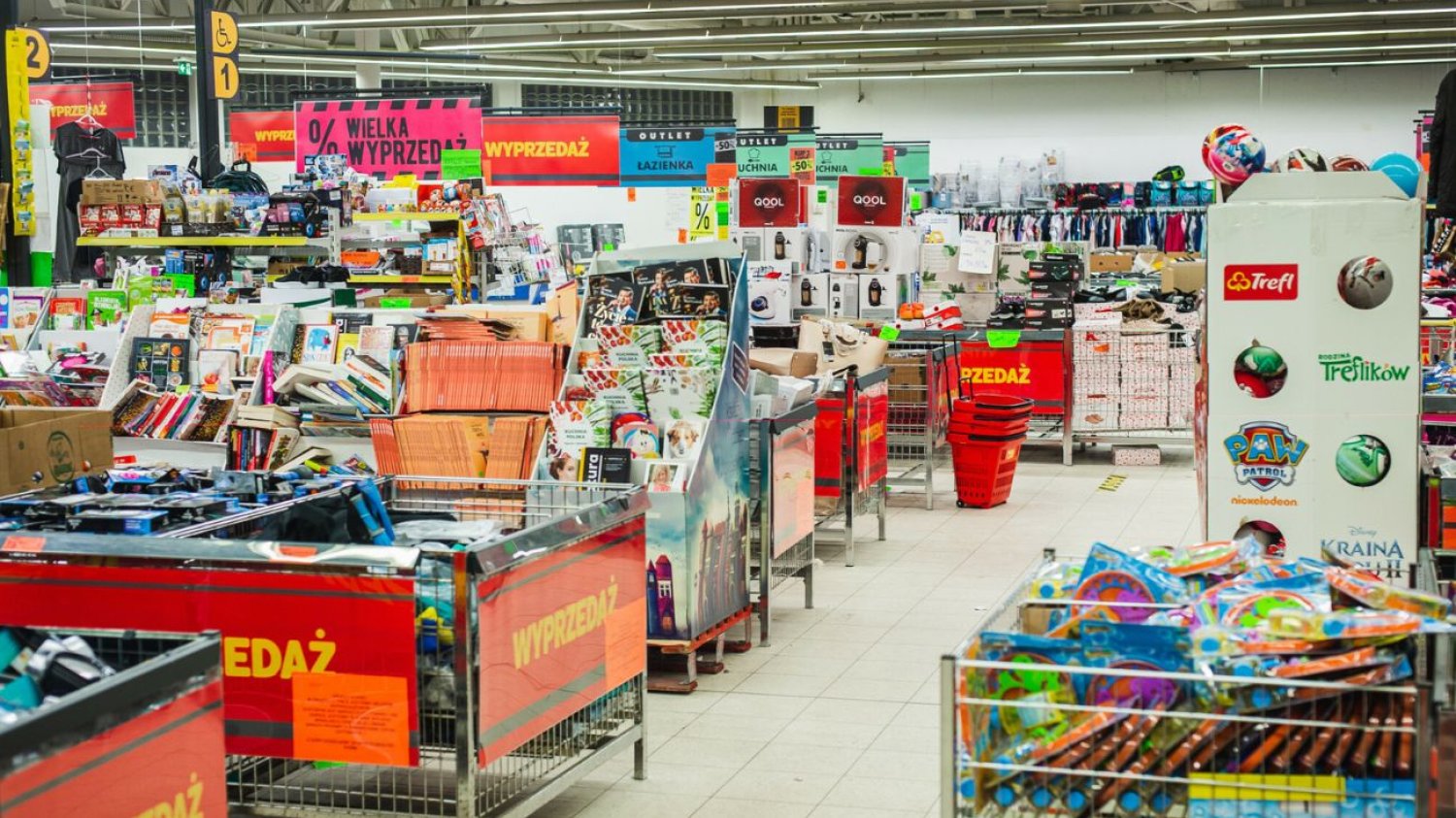 Biedronka w nowej odsłonie. Powstaje coraz więcej takich punktów w kraju. Biedronka Outlet w Polsce. Powstaną nowe punkty.