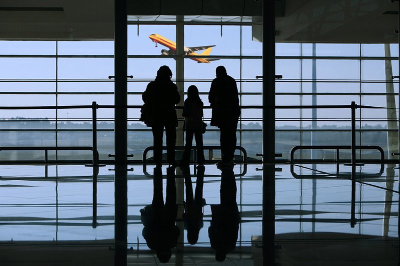 Wielu Polaków decyduje się na wyjazd za granicę z całą rodziną.