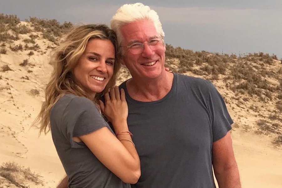 Richard Gere jest w szczęśliwym związku z młodszą o 34 lata Alejandrą Silvą. Właśnie urodził się im syn.