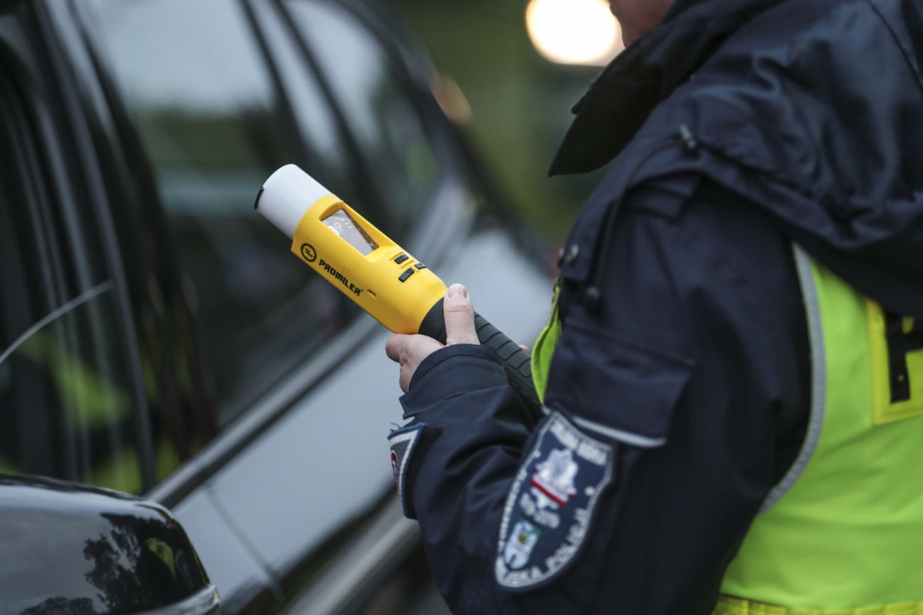 Kontrola policji przy użyciu alkomatu (zdjęcie ilustracyjne).