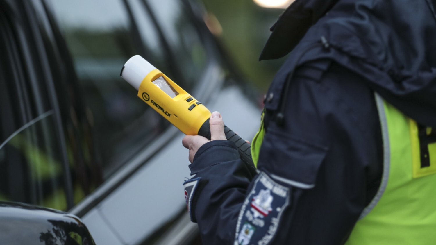 Kontrola policji przy użyciu alkomatu (zdjęcie ilustracyjne).