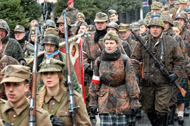 Przemarsz kompanii reprezentacyjnej i rekonstruktorów, Krakowskie Przedmieście w Warszawie