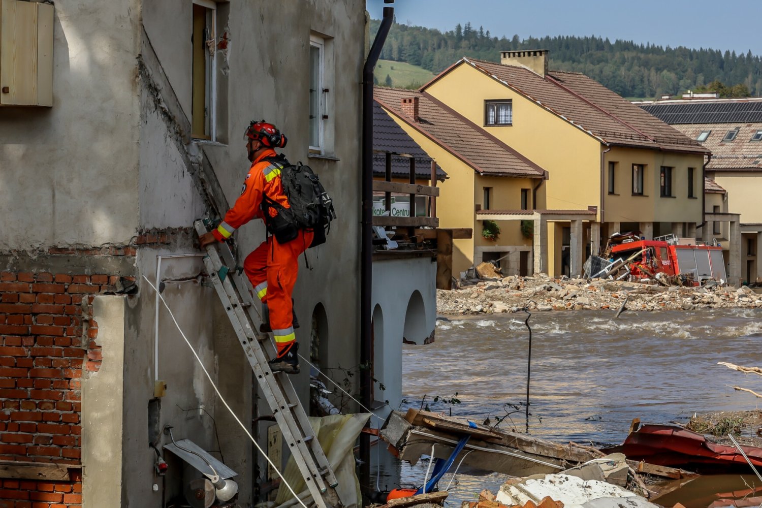 Kto pomaga Polsce ws. powodzi? Sprawdziliśmy, które kraje się zgłosiły.