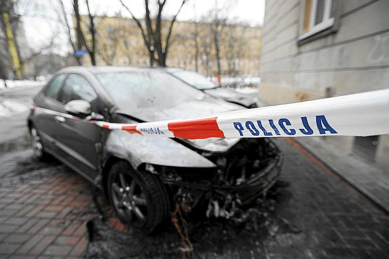 Jedno z auto podpalonych przez Jacka T. w lutym.