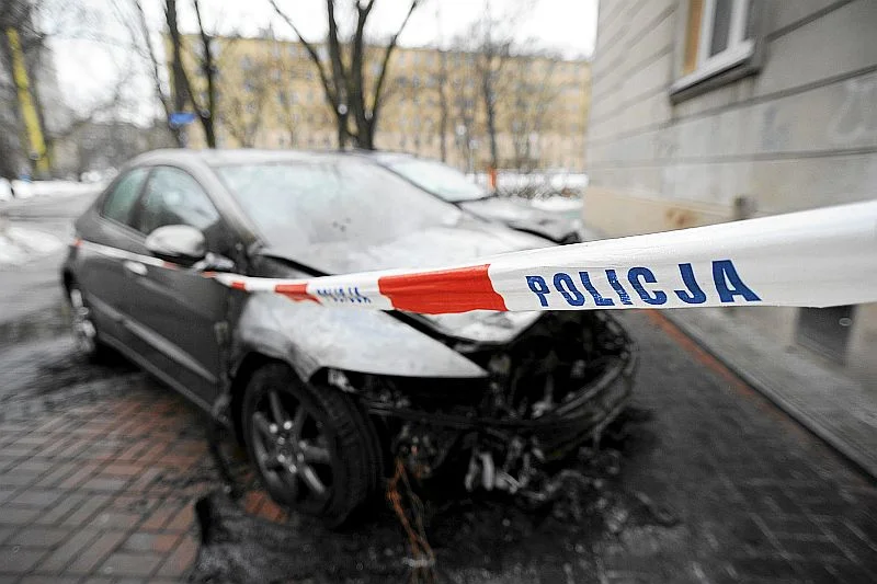 Jedno z auto podpalonych przez Jacka T. w lutym.