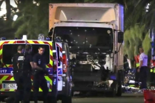 Rozpędzona ciężarówka zabiła wczoraj w Nicei ponad 80 osób.