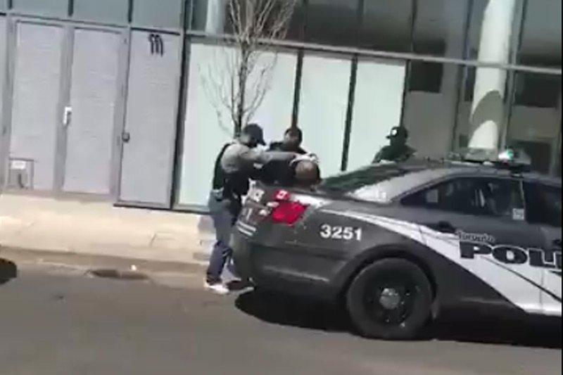 Dwie ofiary śmiertelne i wiele osób rannych to efekt zdarzenia, do którego doszło w poniedziałek w Toronto. Policja unika odpowiedzi na pytanie, czy furgonetka wjechała w tłum przypadkiem, czy był to zaplanowany atak terrorystyczny.