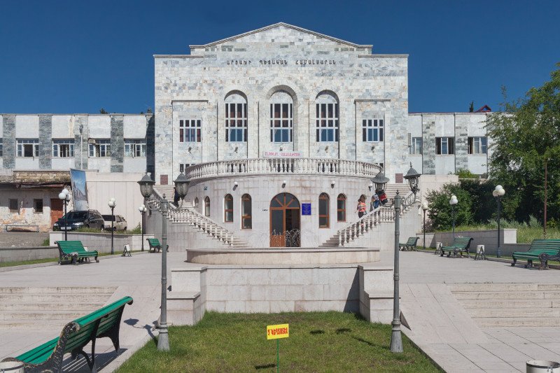Stepanakert, stolica nieuznawanego państwa Górski Karabach. Na zdjęciu: Państwowy Uniwersytet Arcachu.