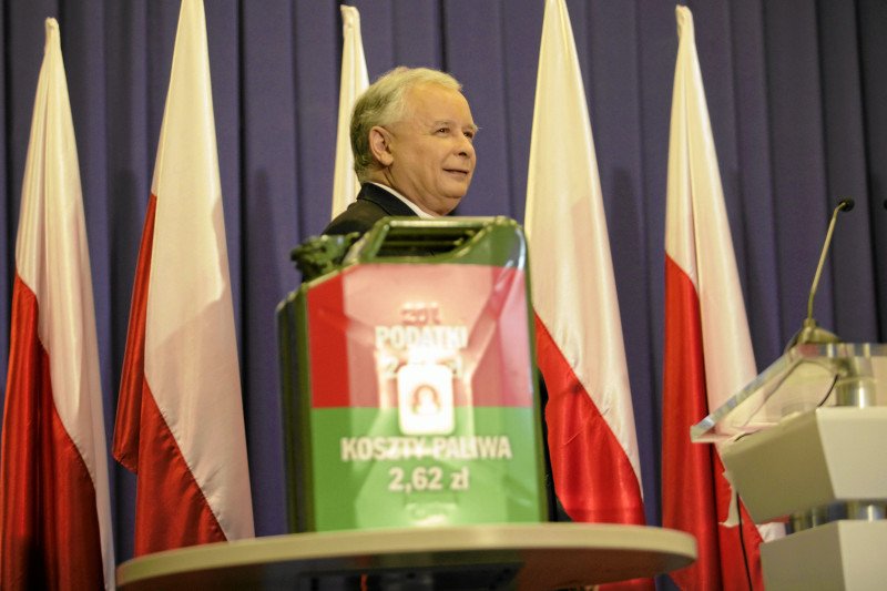 Dzisiaj PiS chce podnieść ceny benzyny, a za rządów PO walczyło z drożyzną na stacjach