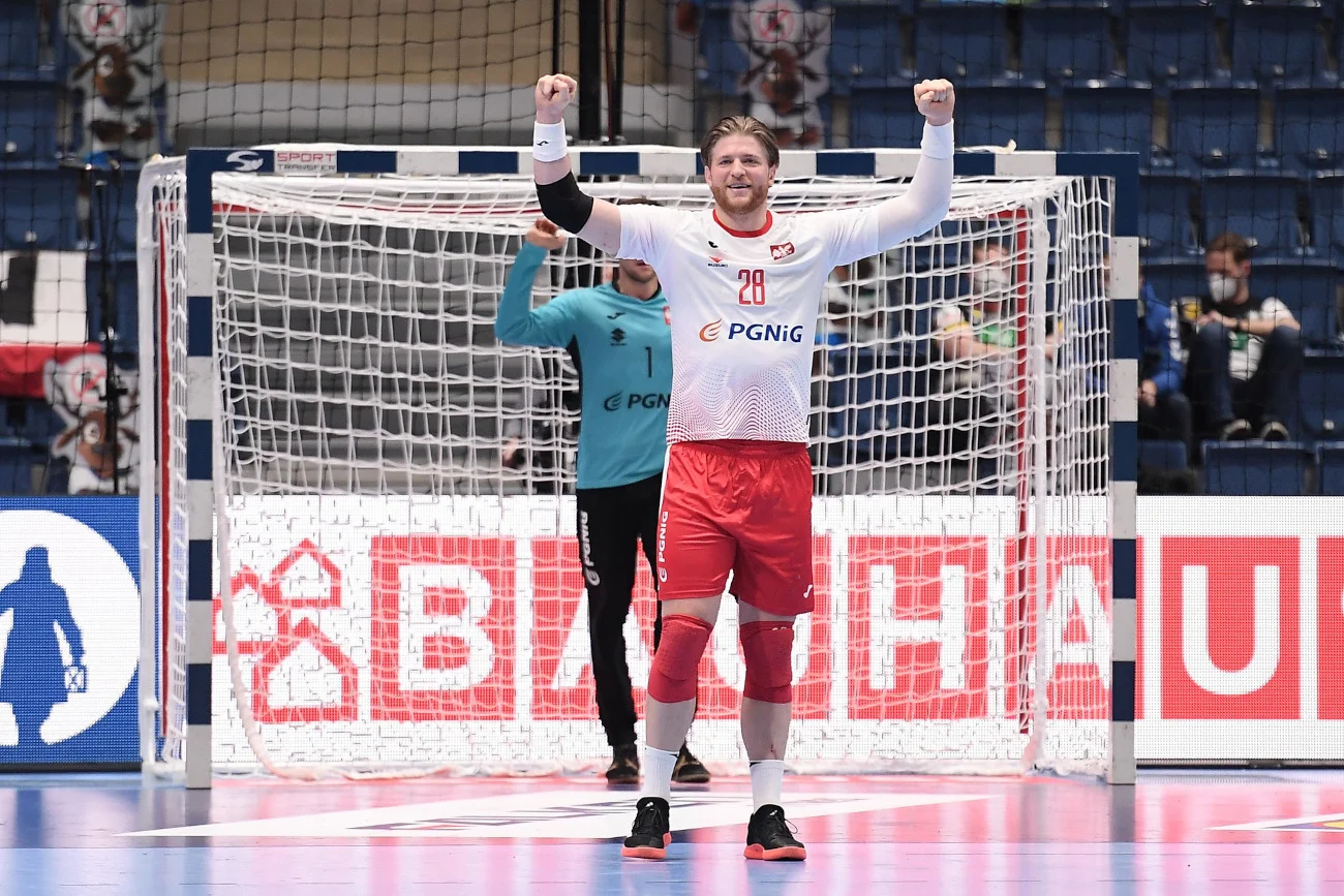 W niedzielę Polacy odnieśli wielkie zwycięstwo na mistrzostwach Europy. Cieszy się Maciej Gębala.