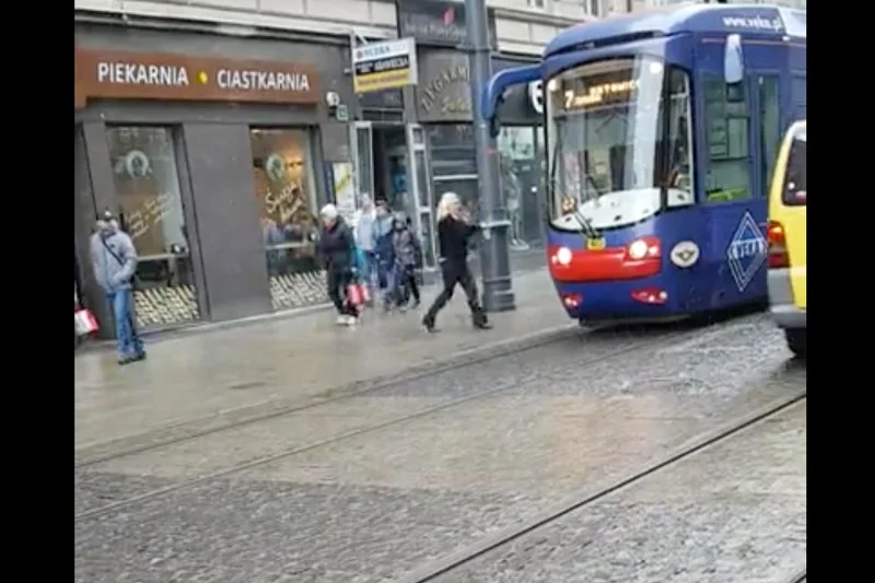 Motornicza w Katowicach zatrzymała tramwaj i poszła na zakupy. Dokumentujący to film wywołał wiele emocji.