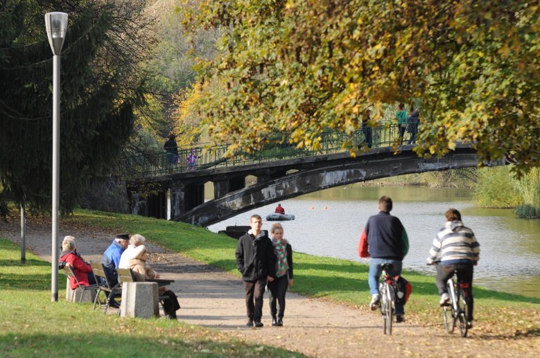 Pogoda na Wszystkich Świętych może zaskoczyć Polaków. Spodziewane są letnie temperatury.