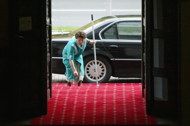 Czerwony dywan i limuzyna w urzędzie to norma bo państwo nie może być tanie, tylko sprzątaczkom należą się dziadowskie pensje.