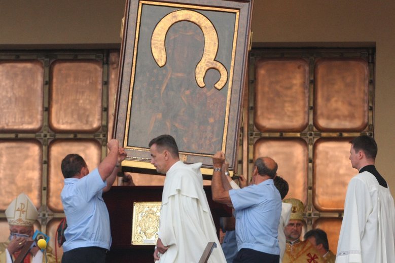 Radni Piotrkowa Trybunalskiego zawierzyli miasto Maryi Królowej Polski. 13 z 17 radnych głosowało za, przeciw było dwóch i tylu samo wstrzymało się od głosu. Na zdjęciu peregrynacja obrazu Maryi w Piotrkowie w 2009