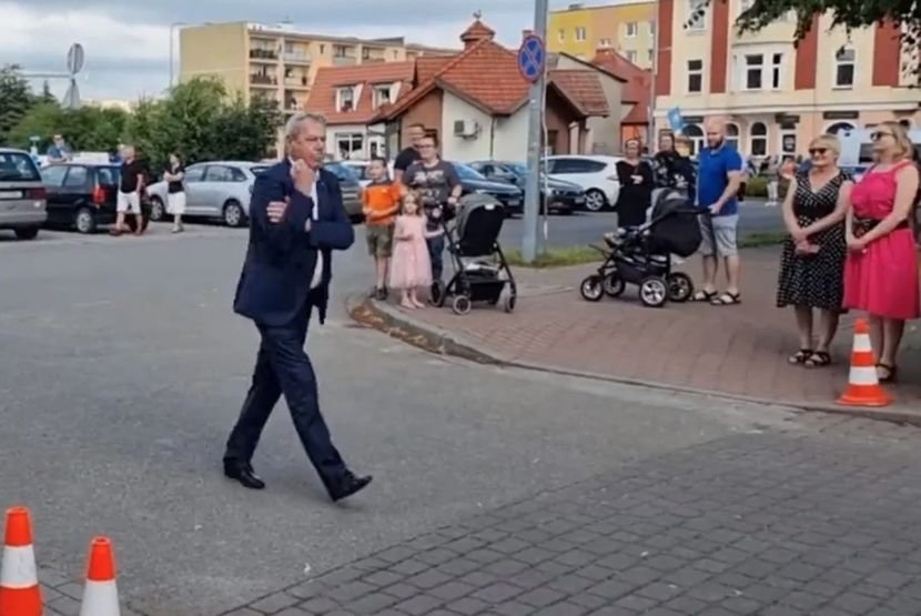 Burmistrz Łeby pokazał przeciwnikom PiS gest Kozakiewicza.