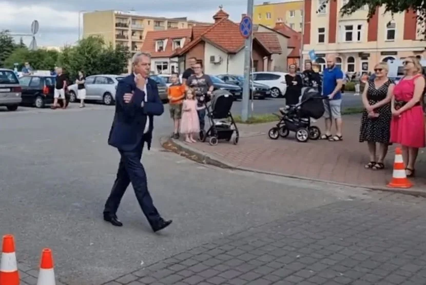 Burmistrz Łeby pokazał przeciwnikom PiS gest Kozakiewicza.