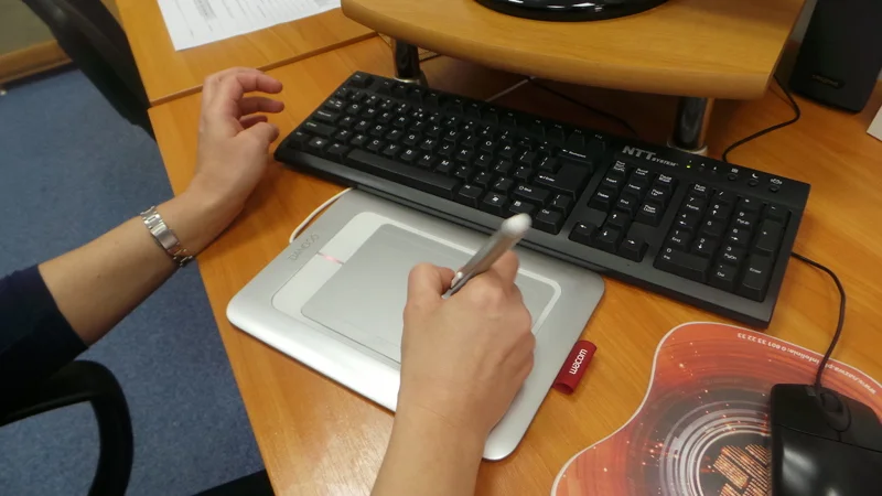 Portret pamięciowy sprawcy powstaje w dwóch etapach. Pierwszy to wybór gotowych elementów twarzy z katalogu programu komputerowego, drugi to praca ręczna za pomocą specjalnego tabletu.