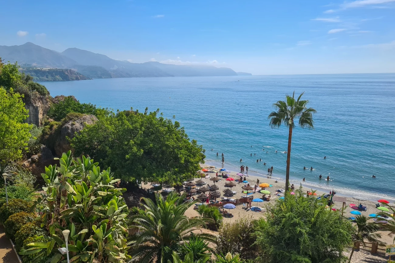 Widok na plażę w mieście Nerja
