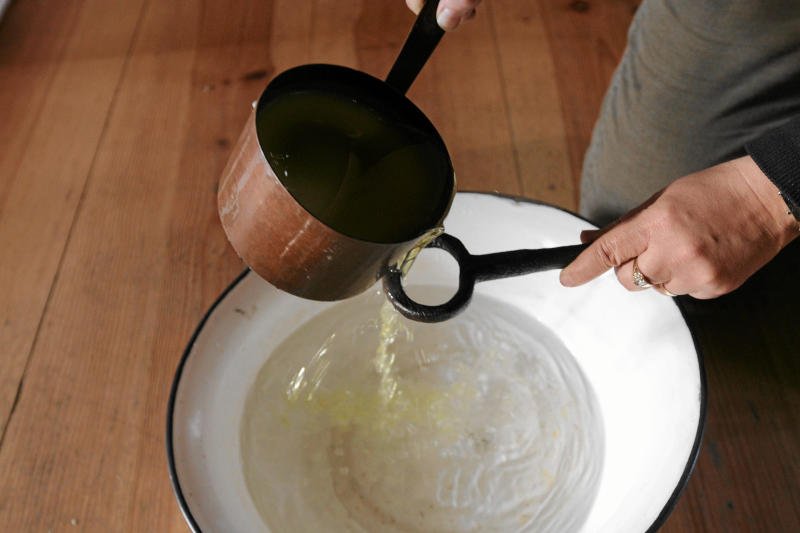 Lanie wosku przez dziurkę od klucza jest jedną z najpopularniejszych wróżb andrzejkowych.