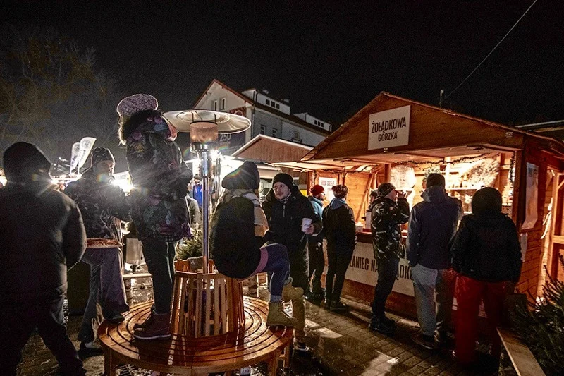 Dla wszystkich poszukujących wzmocnienia po całodniowych aktywnościach na świeżym powietrzu, organizatorzy przygotowali dedykowaną strefę FoodMarket, w ramach której odbył się III Zlot FoodTracków.