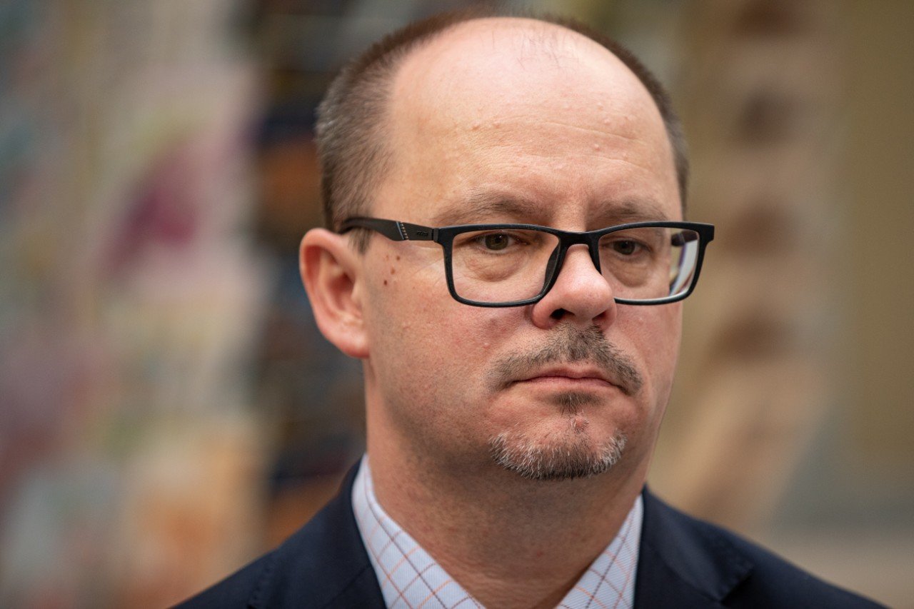 PiS zamierza przeprowadzić 10 maja tzw. wybory kopertowe. Z tego powodu pracę ma stracić prezes Poczty Polskiej Przemysław Sypniewski.