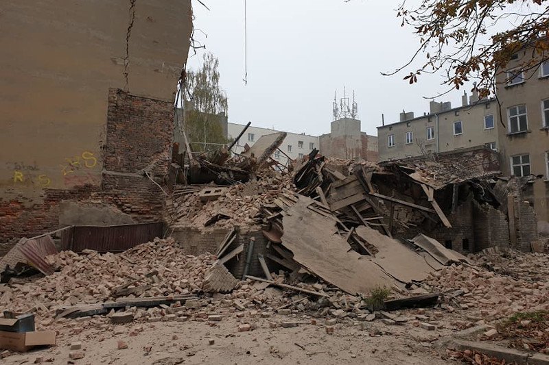 W centrum Łodzi zawaliło się skrzydło jednej ze starych kamienic.