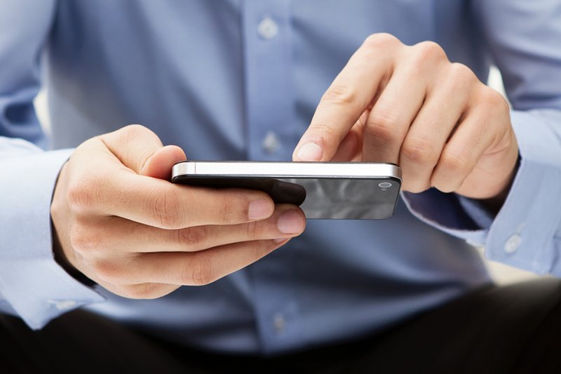 Mężczyzna ze smartfonem