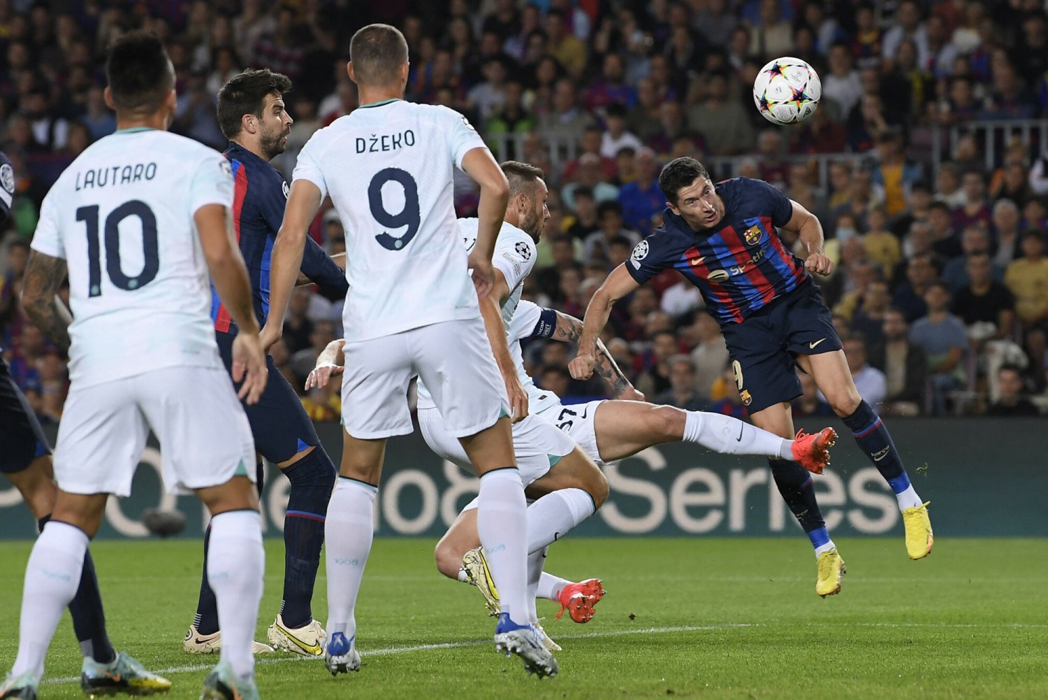 Robert Lewandowski dał nadzieję Barcelonie. Bramkę wypracował sobie niemal sam