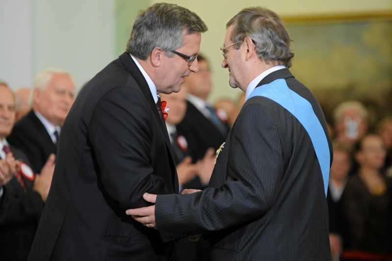 Profesor Norman Davies odbiera Order Orła Białego z rąk prezydenta Bronisława Komorowskiego