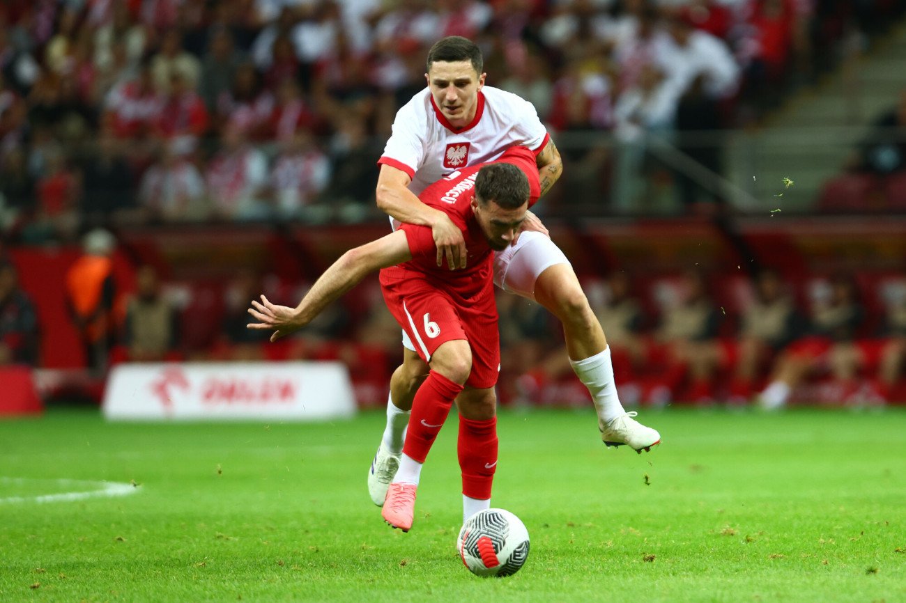 Bartosz Slisz powstrzymuje tureckiego rywala. W sparingach Polacy wygrywali, ale pojawiła się plaga kontuzji