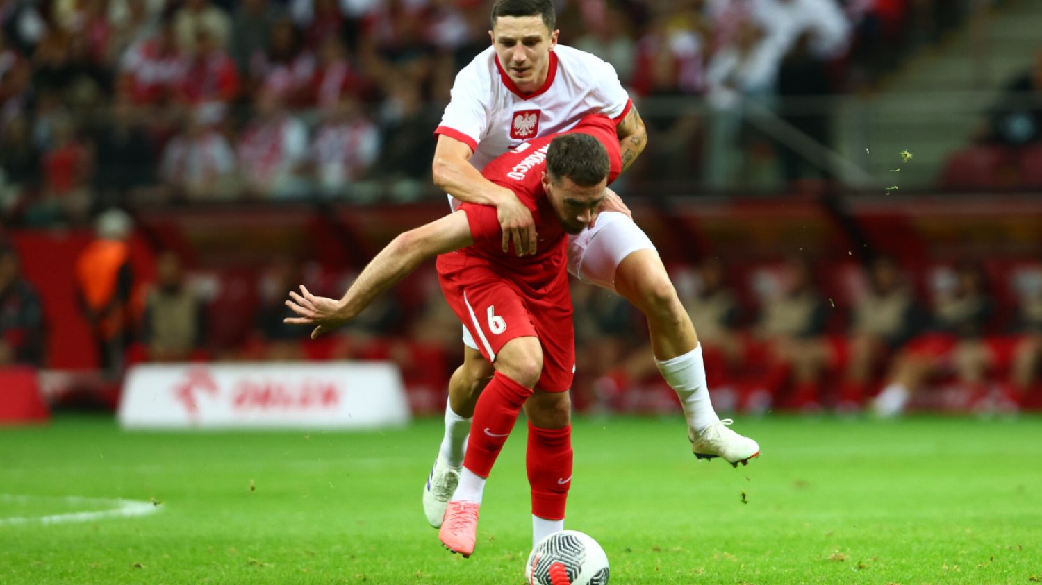 Bartosz Slisz powstrzymuje tureckiego rywala. W sparingach Polacy wygrywali, ale pojawiła się plaga kontuzji