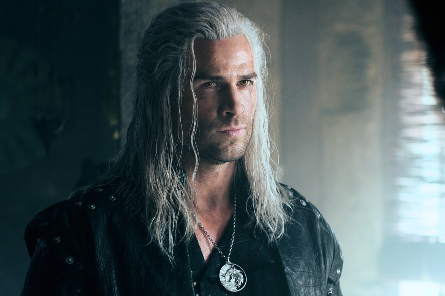 W finale "Wiedźmina" powrócą znane postaci. O jednej powstał "piękny" wierszyk Liam Hemsworth jako Geralt z Rivii w serialu "Wiedźmin"